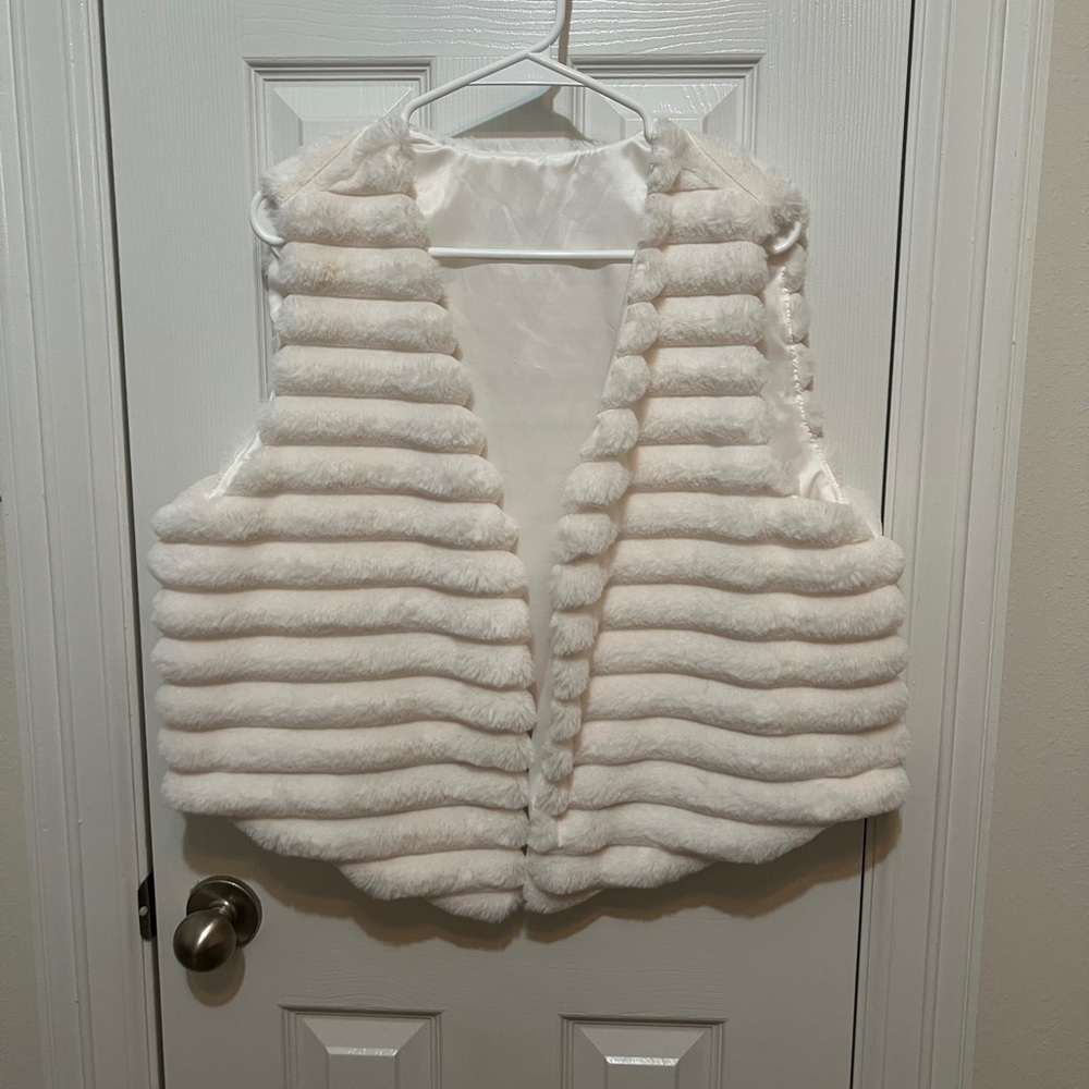 SHEIN Curve Faux Fur White Vest
